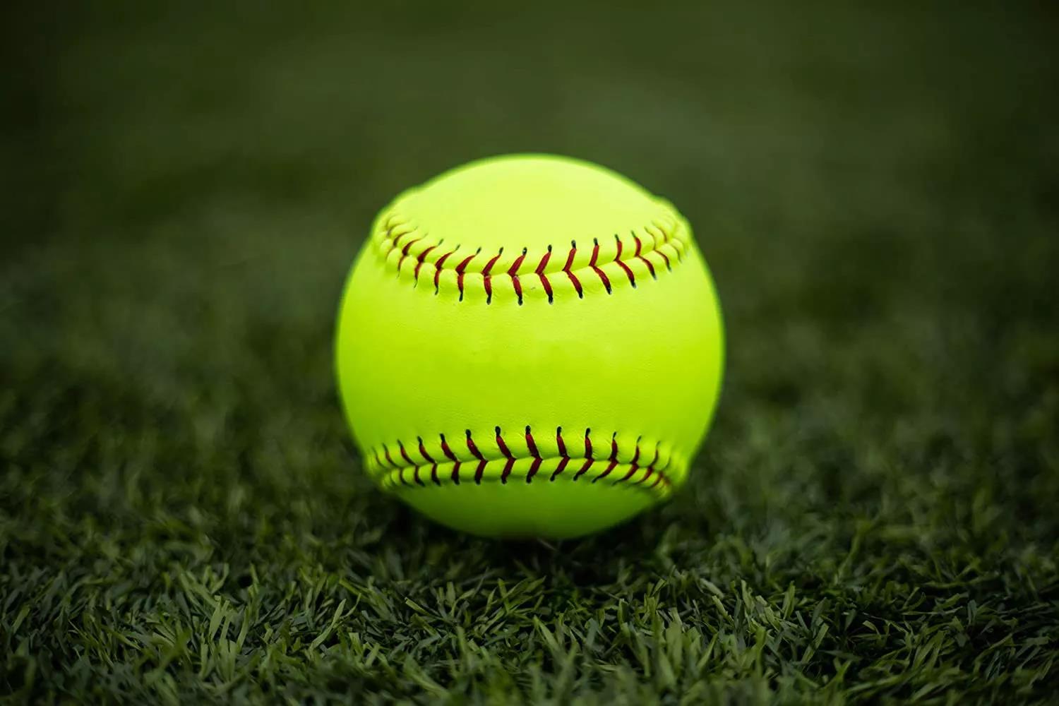 Offizielle Größe und Gewicht, individuell angepasster Logo-bedruckter Softball aus weichem Schaumstoff in der Mitte, grüner PVC-Kunstleder-Softball